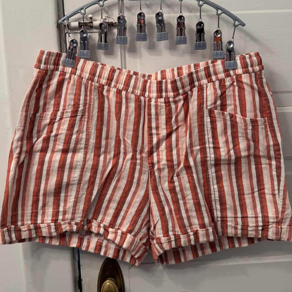 Striped shorts with pockets